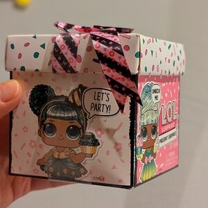 2/$35 BNIB L.O.L. Surprise! Present Surprise Doll • 8 Surprises